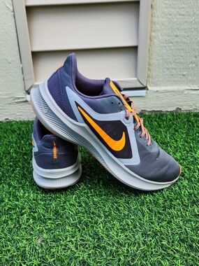 Nike Downshifter 10 GEO Men’s Running Shoes – Iron Grey / Total Orange–Size 11.5